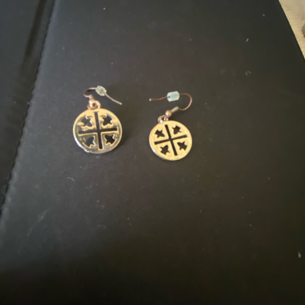 Golden dangle patterned earrings - Picture 3 of 3